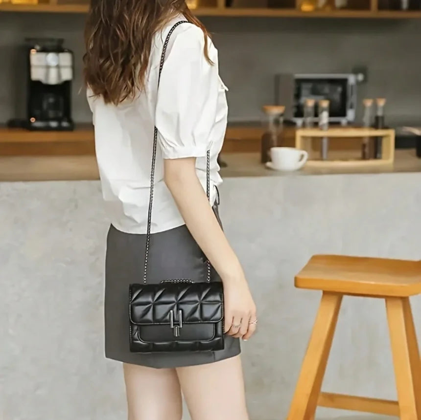 Women's Elegant Black Quilted Messenger Bag Lightweight Casual Crossbody Purse for Daily Work Travel Shopping